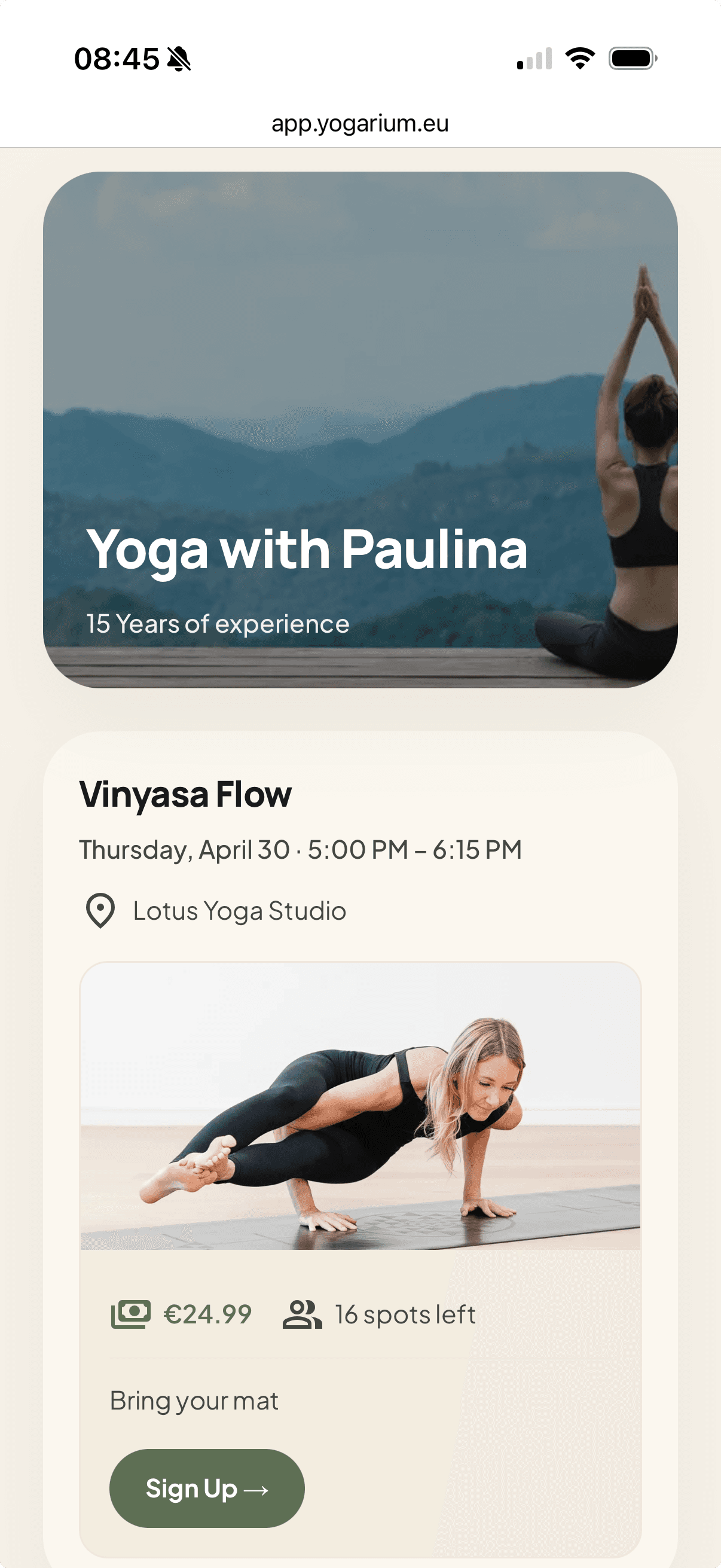 Mobile öffentliche Buchungsseite, auf der Schüler:innen Yoga-Kurse ansehen und buchen können